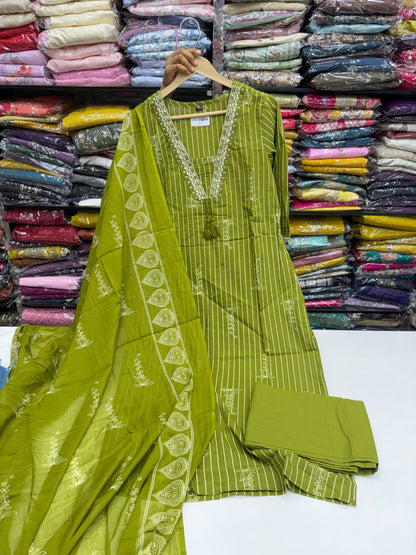 Women's Pure Cotton Printed 3-Piece Kurta Pant Set with Dupatta | Summer Comfort Ethnic Suit with Lace Work & Tassel Detailing RR1494